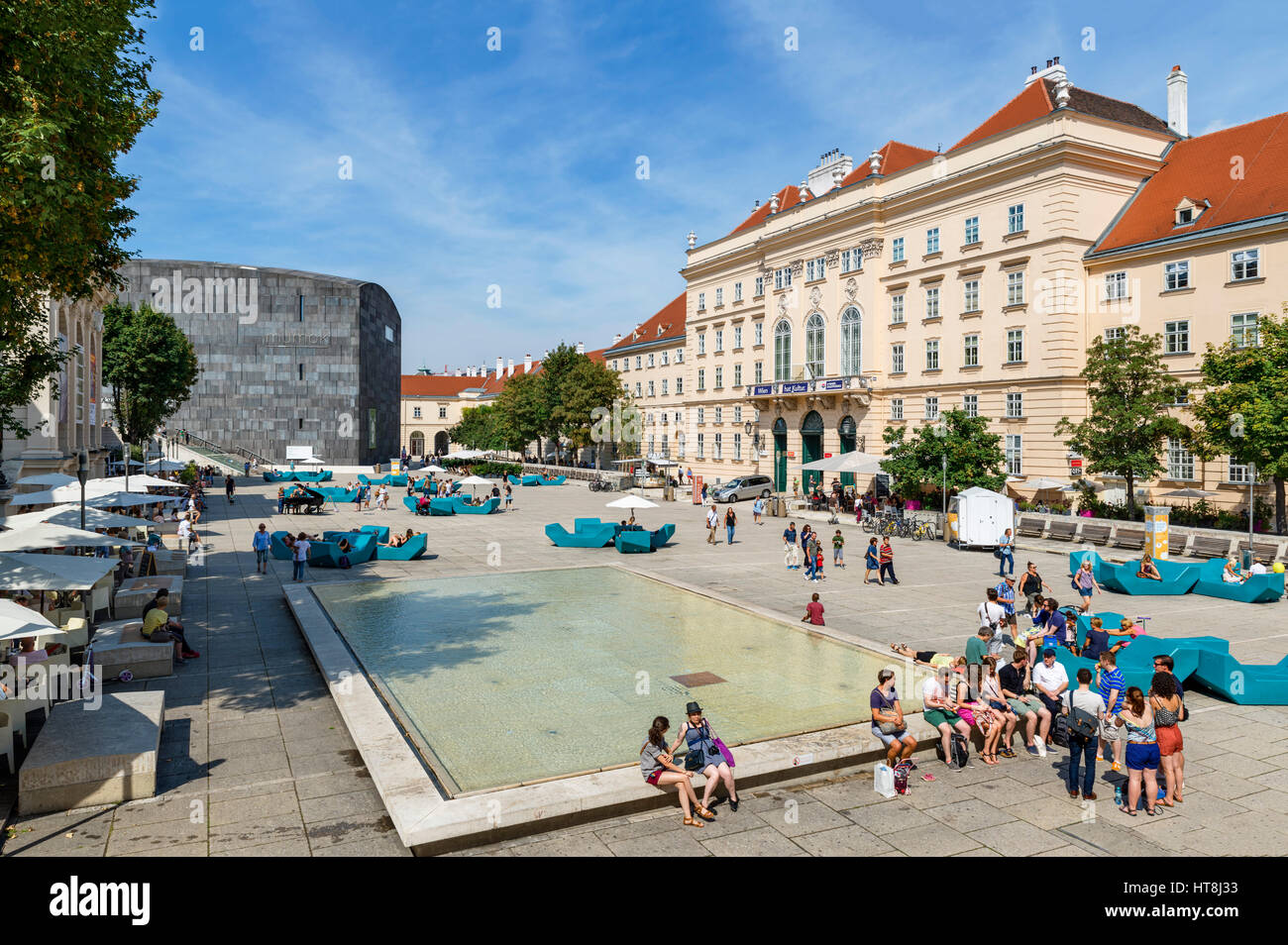 Le MuseumsQuartier à vers MUMOK, le Modern Art Museum, Vienne, Autriche Banque D'Images
