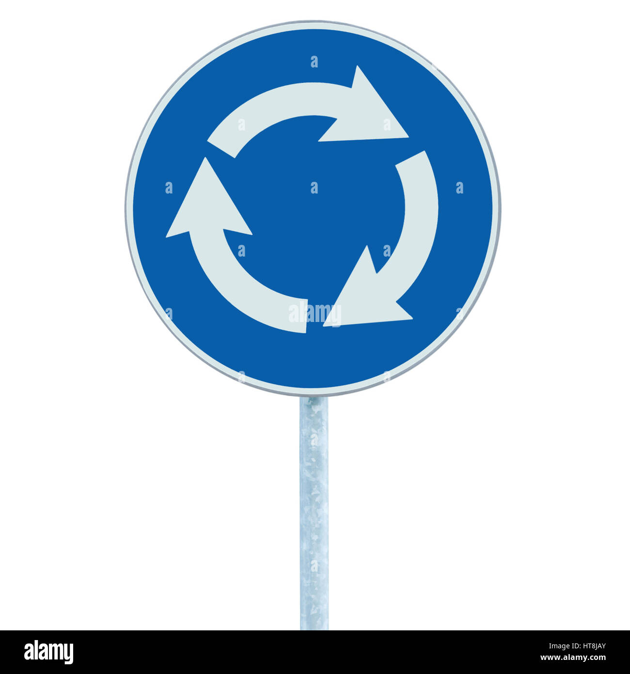 Rond-point de la route carrefour signe isolé, bleu, flèches blanches main gauche Banque D'Images