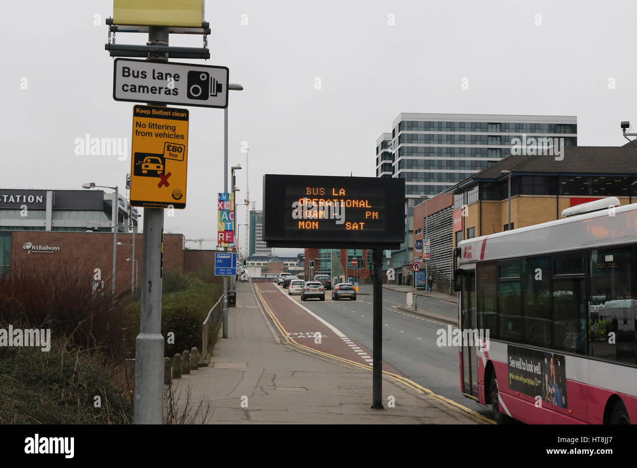 Voie réservée à l'opération entrée en centre-ville de Belfast. La voie est au Bridge Street, Belfast, Irlande du Nord. Banque D'Images