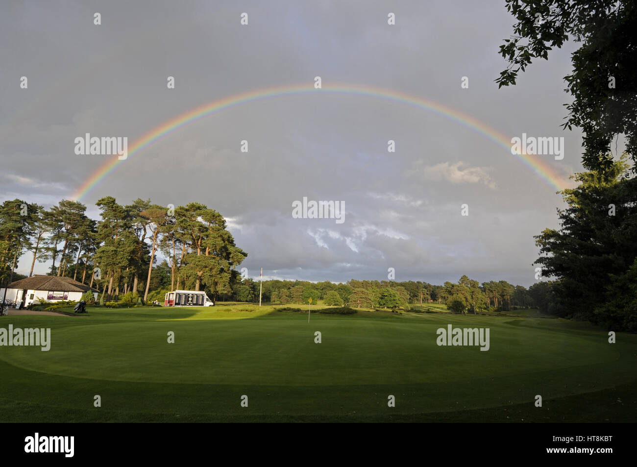 Vue sur le 18ème fairway à vert avec Rainbow, West Hill Golf Club, Woking, Surrey, Angleterre Banque D'Images