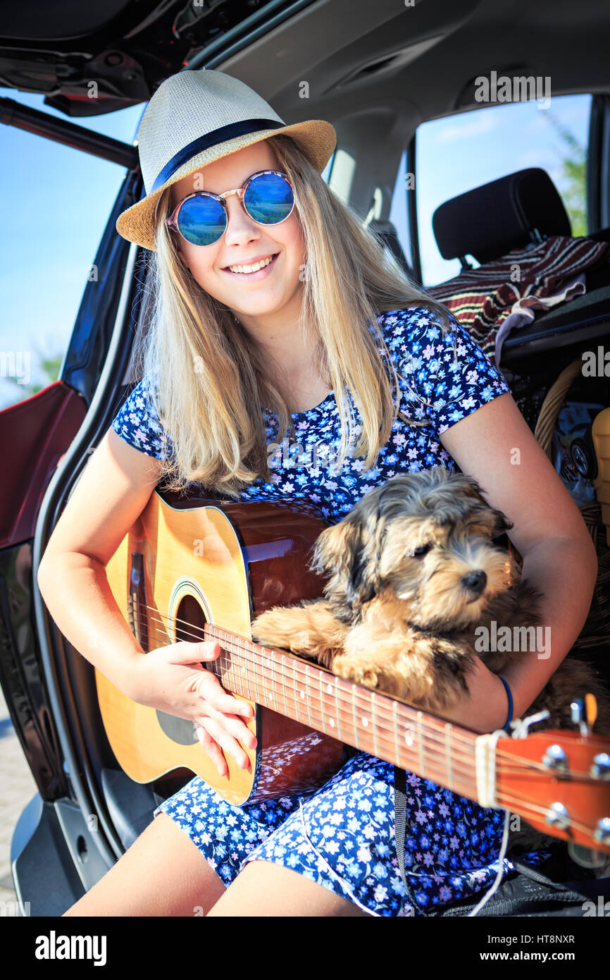 Une jeune fille avec une guitare sur un voyage Banque D'Images