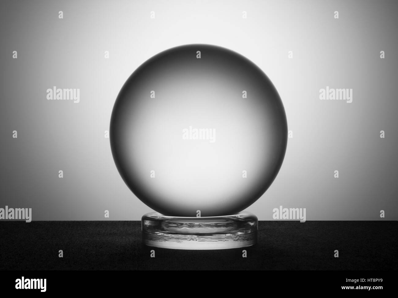 Une boule de cristal contre un fond uni Banque D'Images