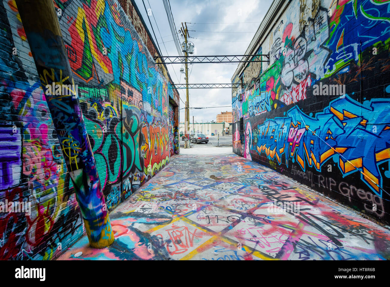 Dans la ruelle, Graffiti Nord Station Arts et divertissements, à Baltimore, Maryland. Banque D'Images