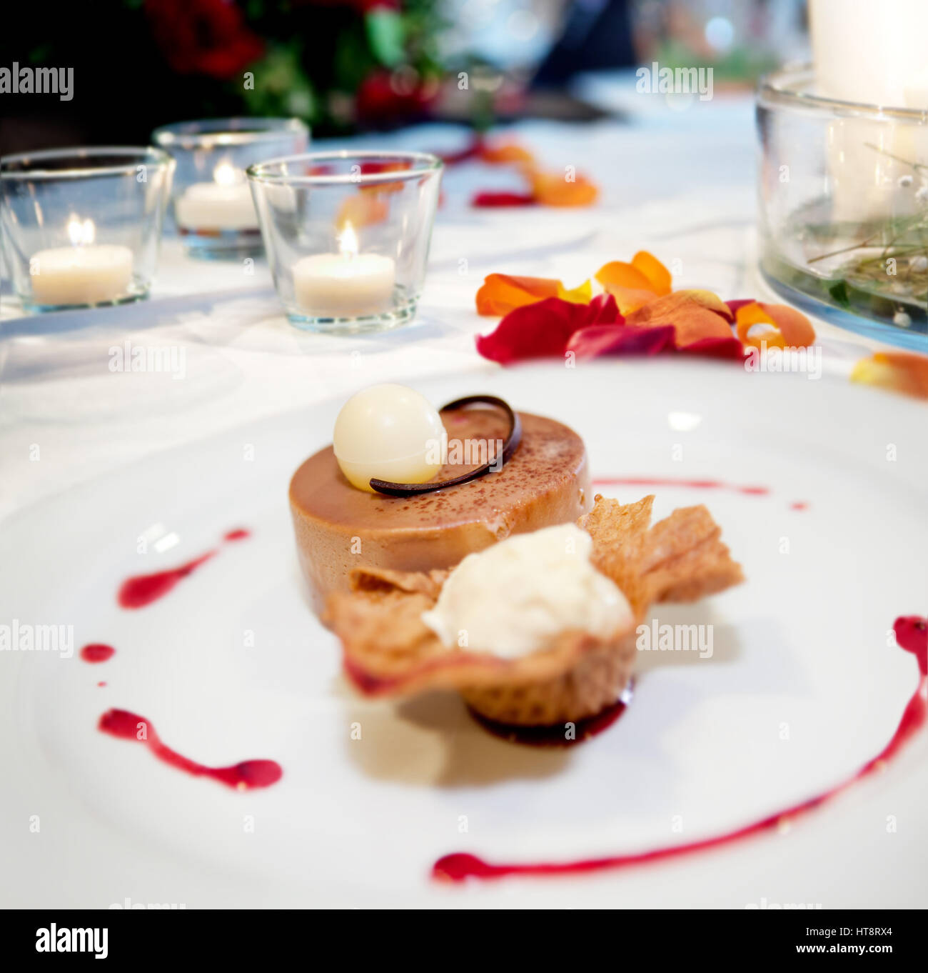 Aliments pour animaux et des denrées alimentaires. Assiette Dessert au restaurant. Témoin, la crème glacée et du gâteau. Arrière-plan de table restaurant romantique. Banque D'Images