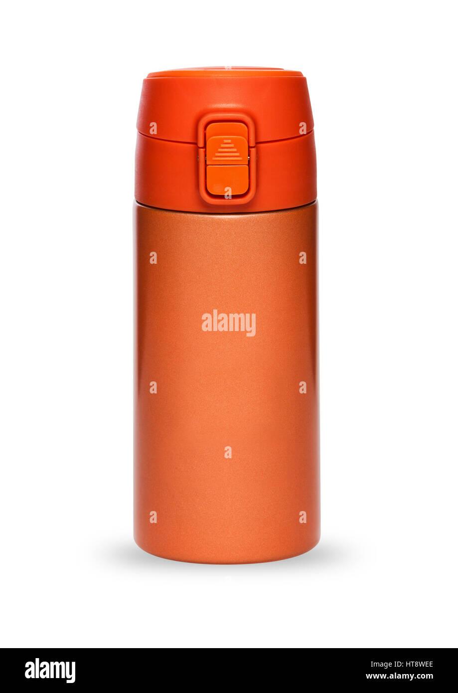 Thermos Orange avec couvercle plastique et pratique de la tuyère d'une vie active, isolé sur fond blanc Banque D'Images