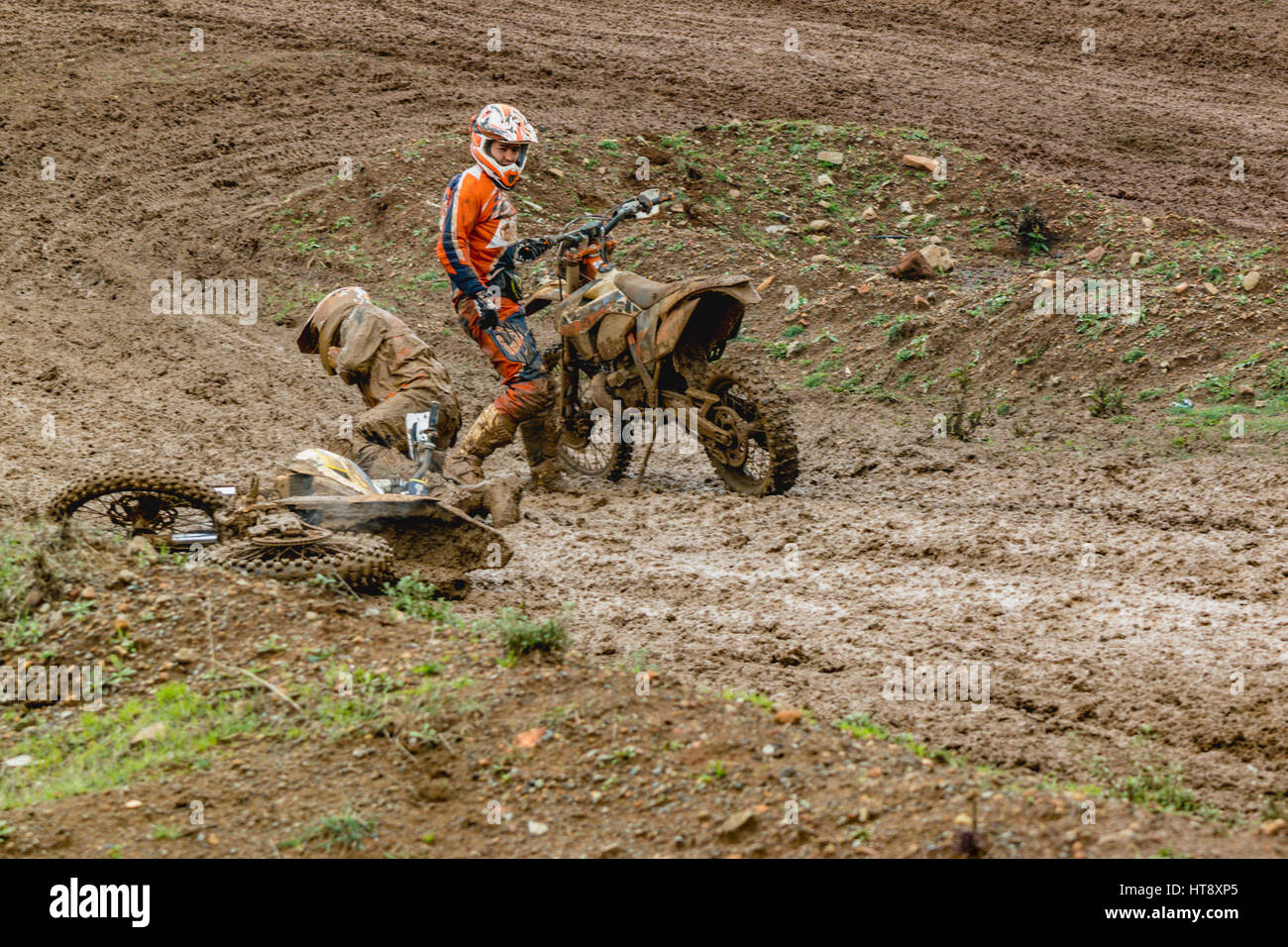 Accident de motocross dans la boue Photo Stock - Alamy
