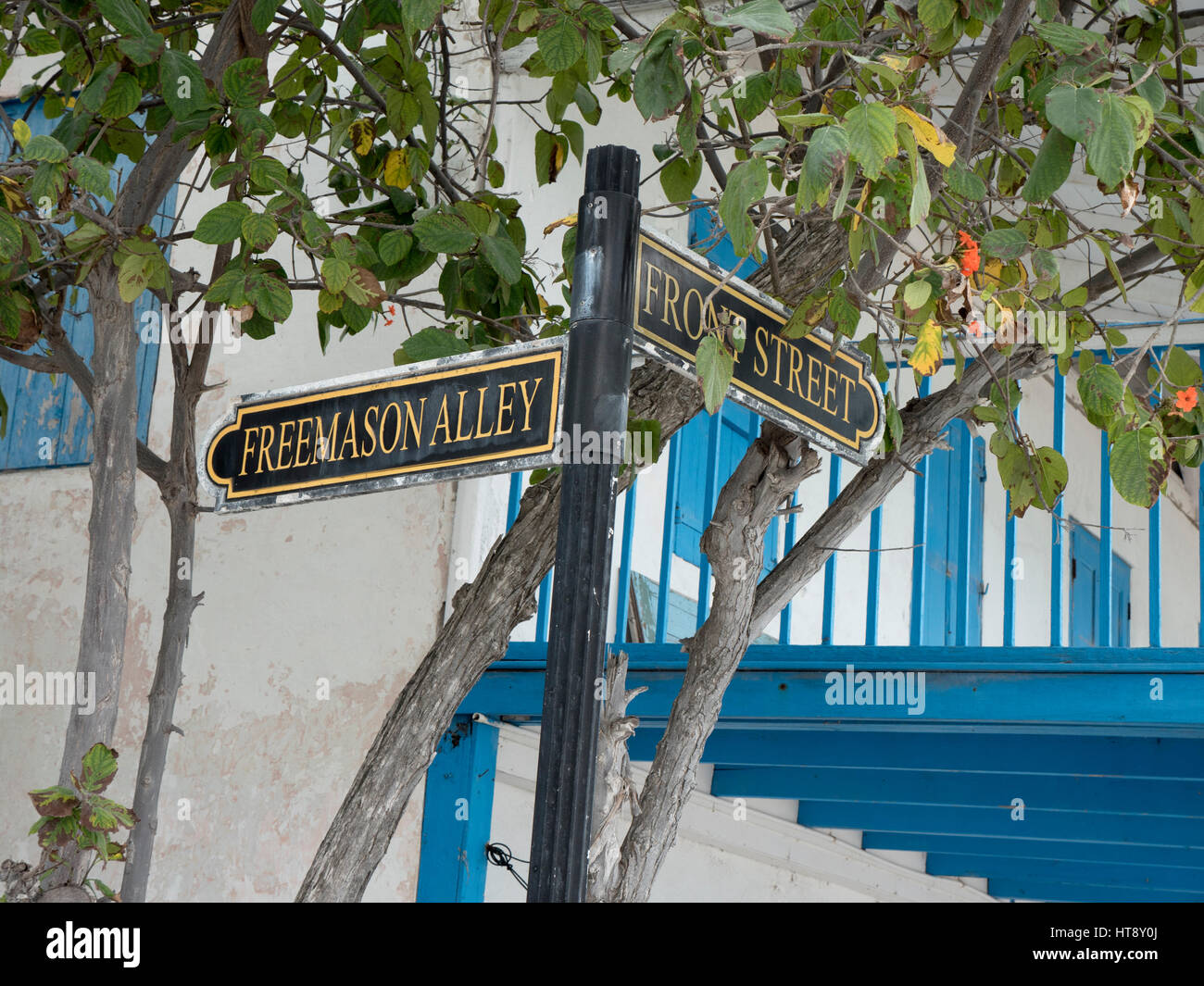 Signe de la rue Cockburn Town dans l'extérieur de la salle Mason Grand Turk, Îles Turques et Caïques Banque D'Images