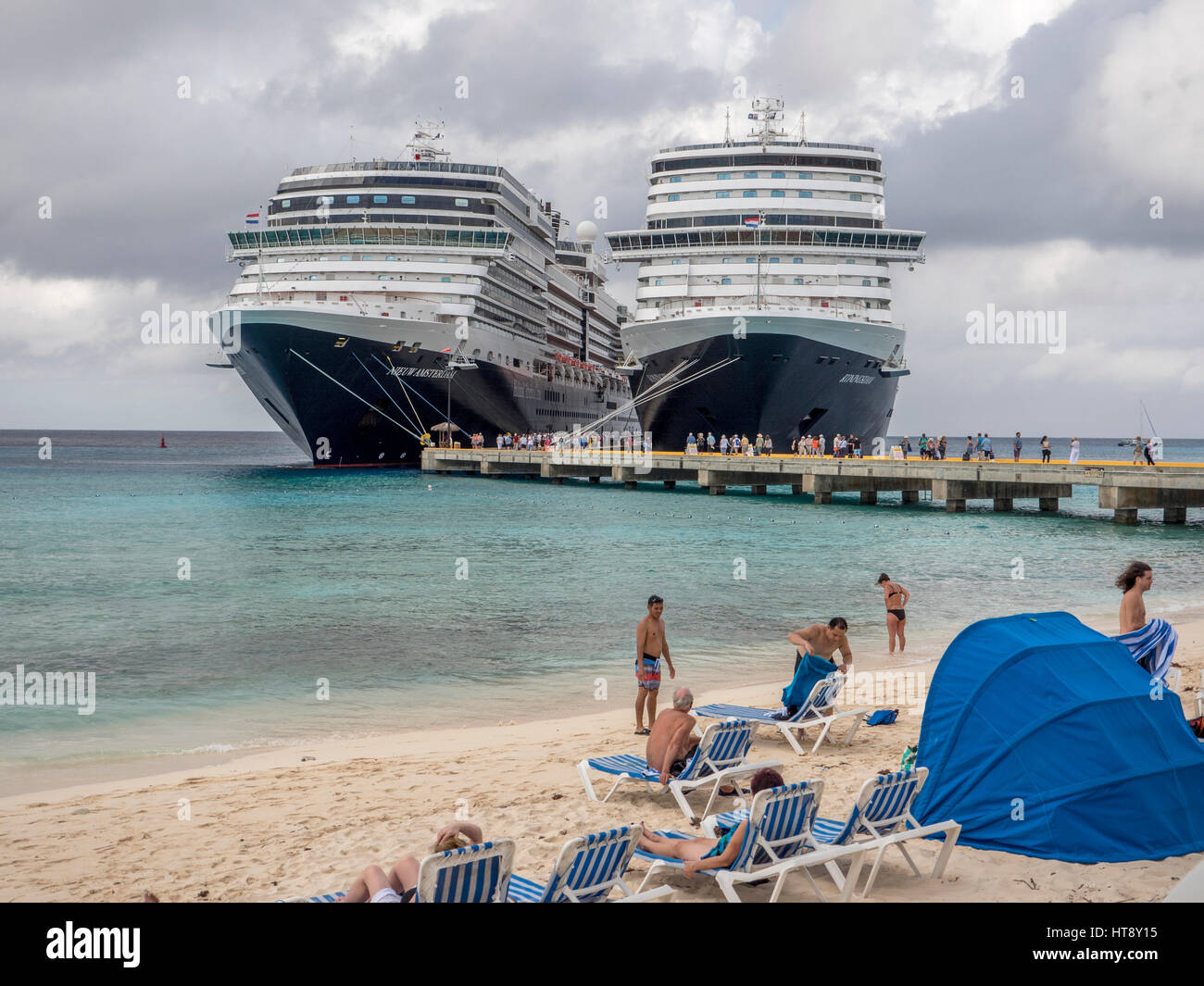 Holland America Cruise Ships MS Nieuw Amsterdam et MS Koningsdam au Cruise Ship Centre à Grand Turk, îles Turques et Caïques, Caraïbes Banque D'Images