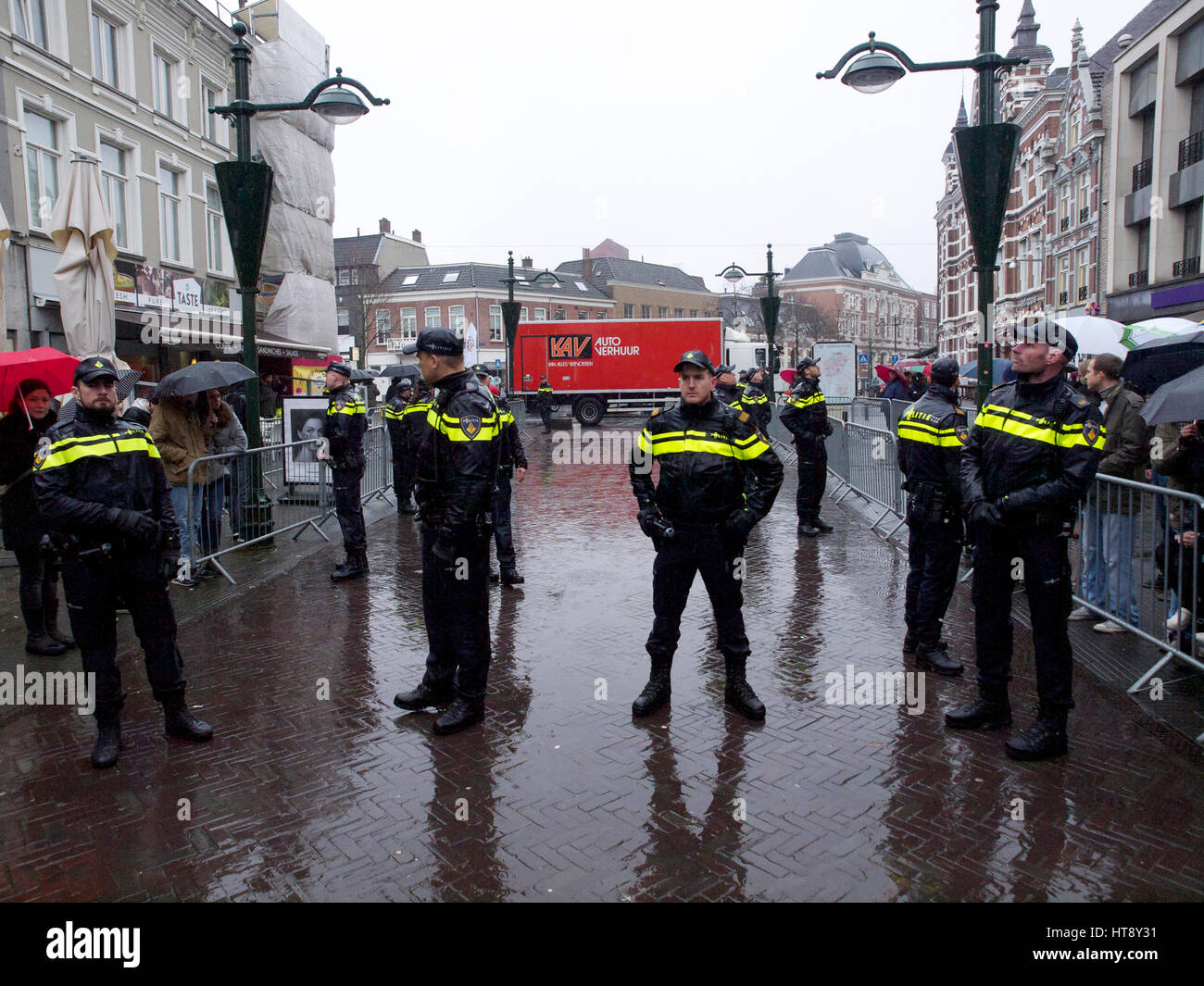 Policiers au van Coothplein à Breda, préparé pour l'arrivée de Geert Wilders, avec un camion bloquant la rue, de nombreuses barrières, et beaucoup de gens. Banque D'Images