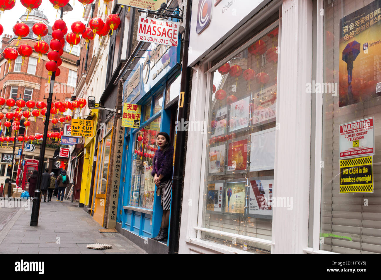 Femme chinoise en face du salon de massage chinois à Chinatown, Londres, UK Banque D'Images
