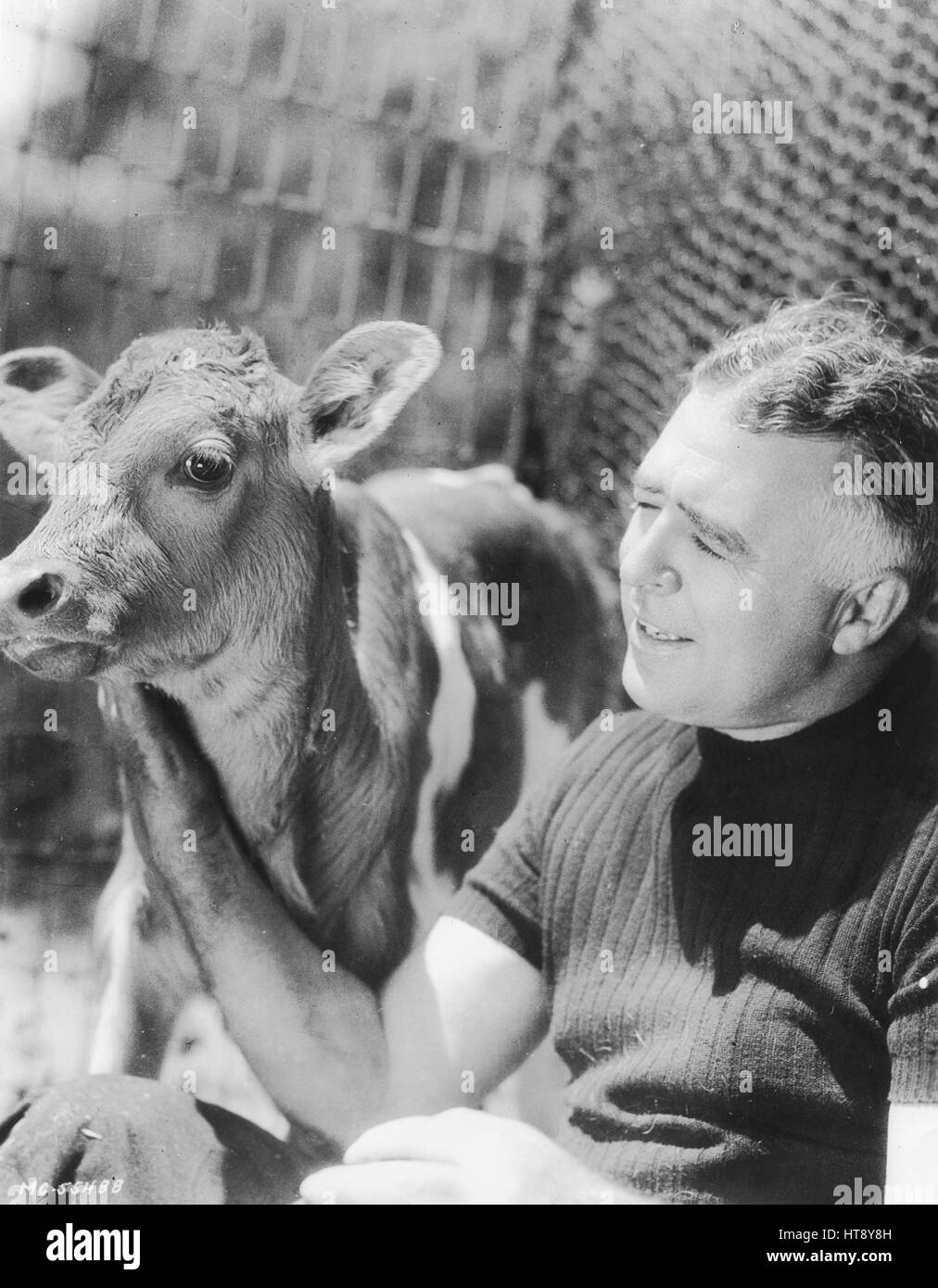 'Clarence Brown's dernières farm animal est alice, premier veau de la vallée d'or de belva, et à en juger par l'apparence dans le célèbre réalisateur's eye, l'on pourrait penser de lui extrêmement fier de ce jeune garçon. le metro-goldwyn-mayer directeur a un 365 acre farm trente-cinq milles à partir du studio et alice vit sur la graisse de la terre à ce caché rancho.' Banque D'Images