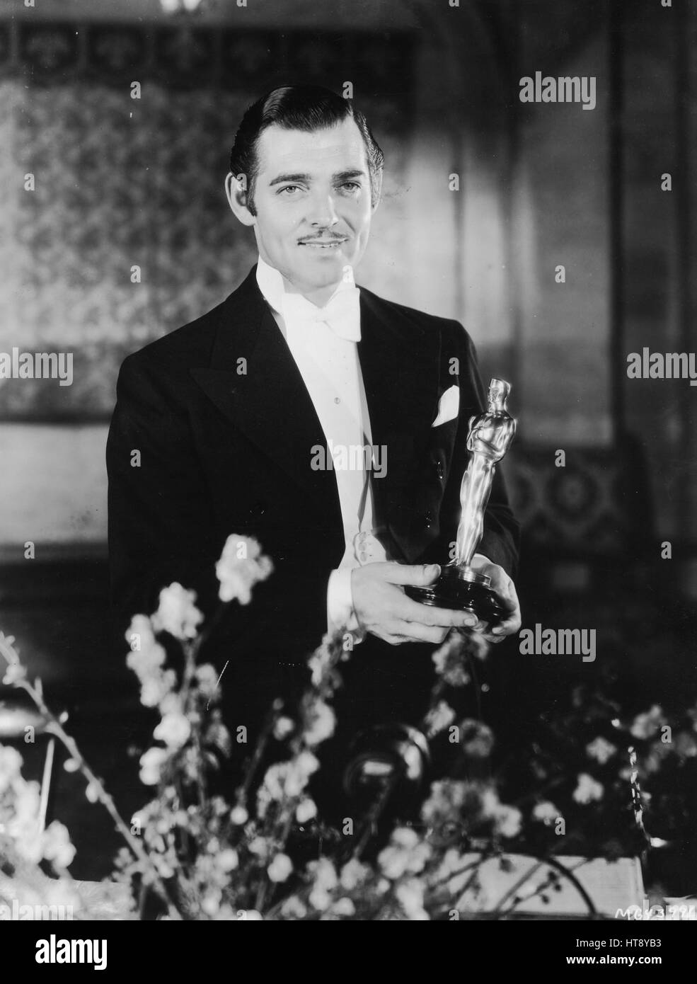 'Clark Gable, populaires metro-goldwyn-mayer star, avec la statuette d'or pour le "meilleur travail par un acteur en 1934, compte tenu des lui par l'Academy of Motion Picture Arts and Sciences pour sa performance dans 'it happened one night', un Colombie-Britannique photo.' Banque D'Images