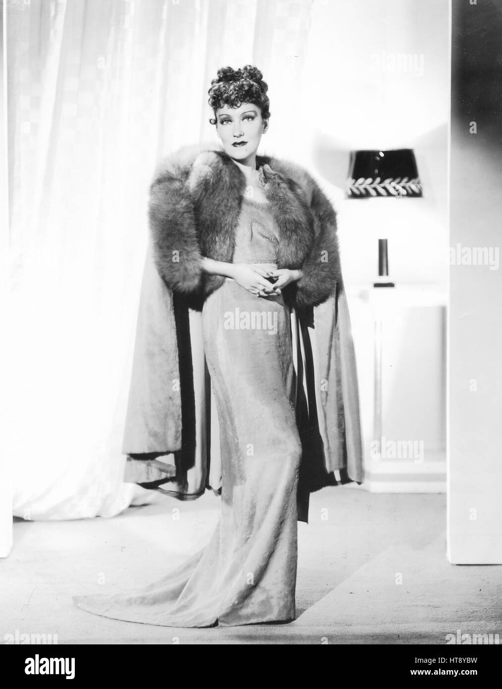 Tissu fourrure, autrement connu sous le nom de coupé chiffon, fashions  cette magnifique robe formelle de l'armoire de Gloria Swanson, belle  metro-goldwyn-mayer star. Il est créé dans une nuance de rose et
