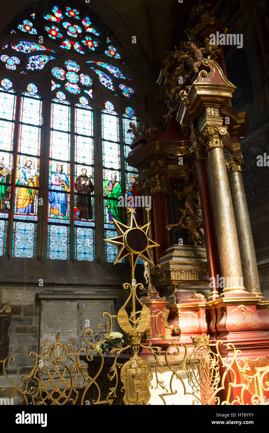 Intérieur de la Cathédrale St Vitus, Hradčany, quartier du château, Prague, République Tchèque Banque D'Images