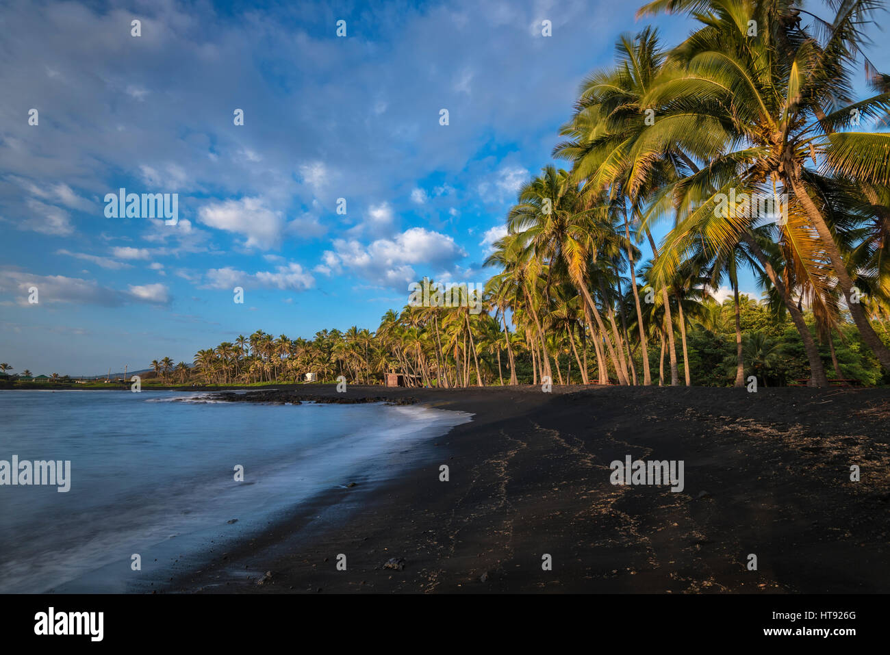 Punalu'u plage de sable noir dans le Ka'u District sur la grande île d'Hawaï. Banque D'Images