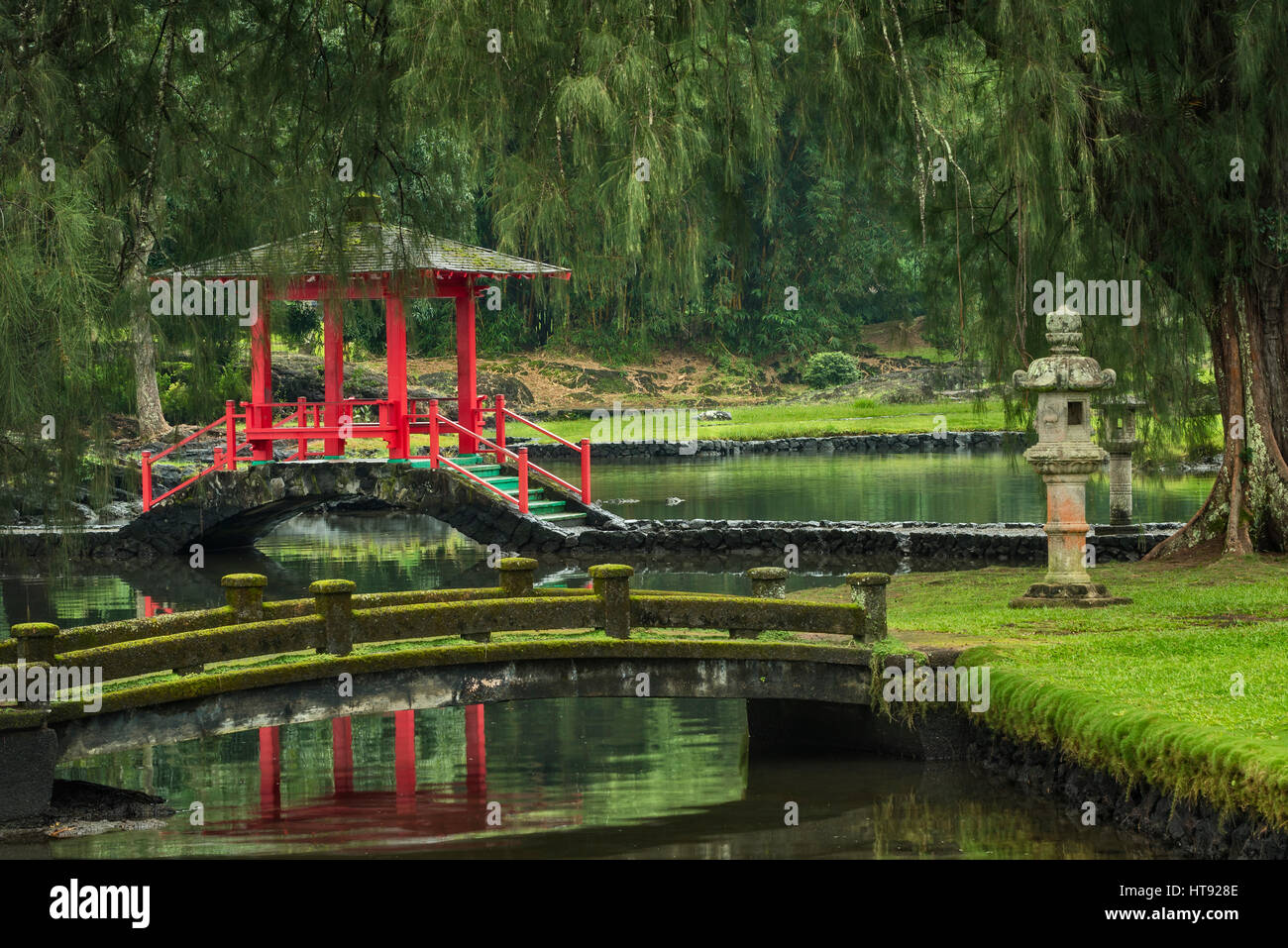 Vivier, pagoda et ponts dans le jardin japonais de Liliuokalani Gardens à Hilo sur la grande île d'Hawaï. Banque D'Images