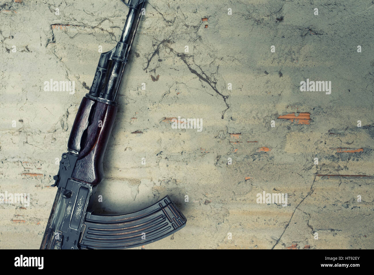 Vieille kalashnikov mitraillette AK-47 contre le mur Banque D'Images