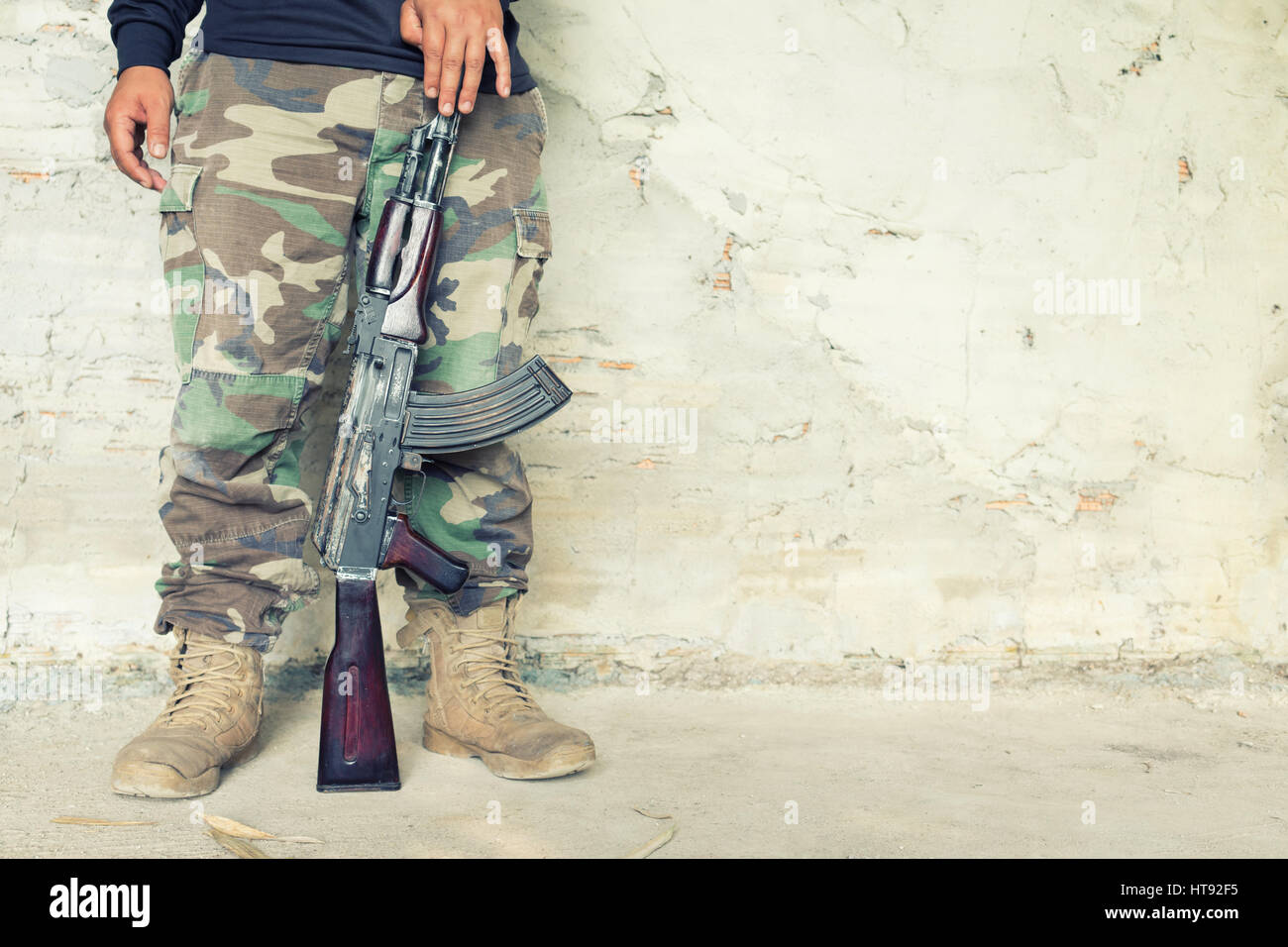 Attente de l'homme vieille kalashnikov mitraillette AK-47 Banque D'Images