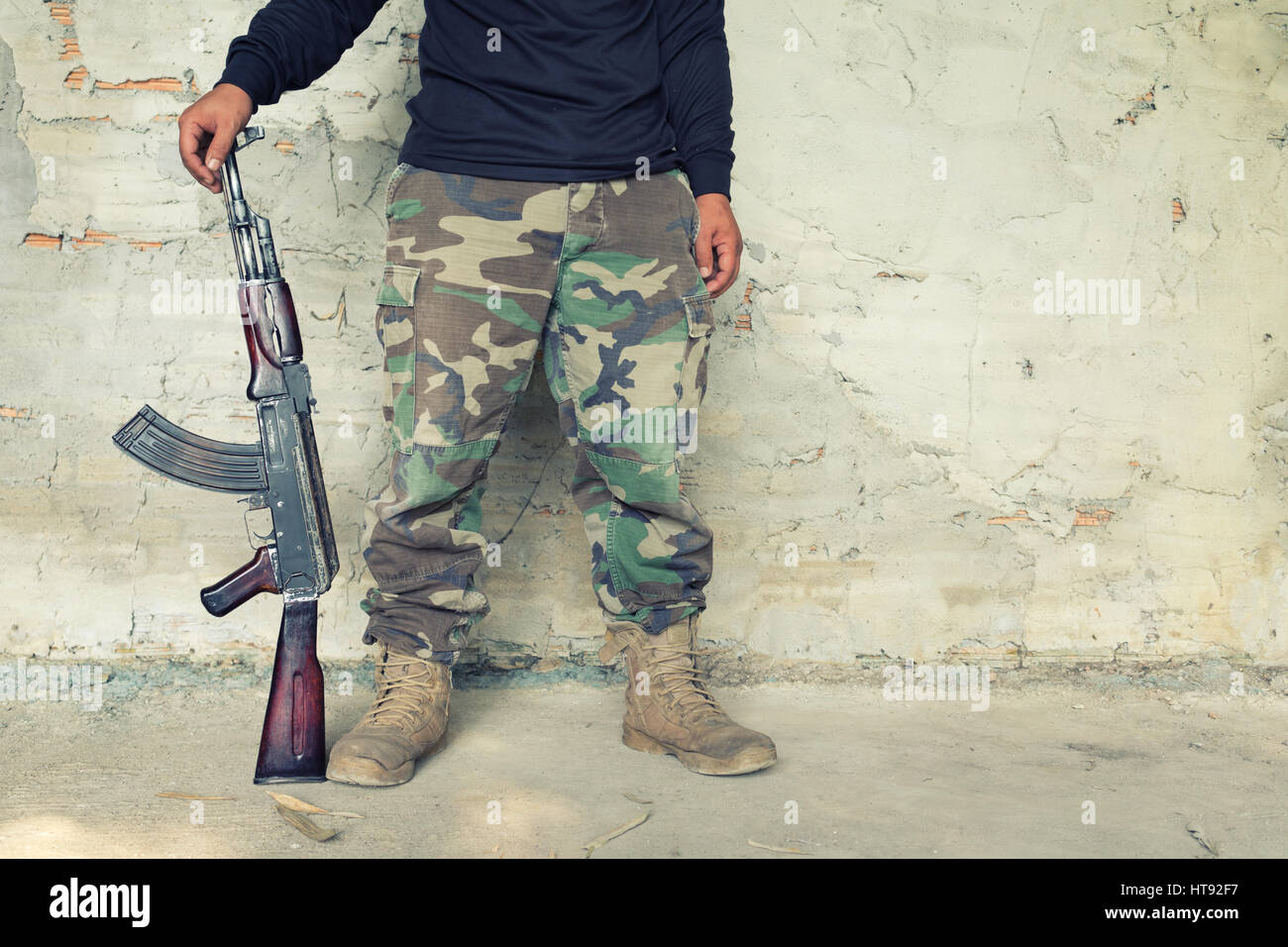 Attente de l'homme vieille kalashnikov mitraillette AK-47 Banque D'Images