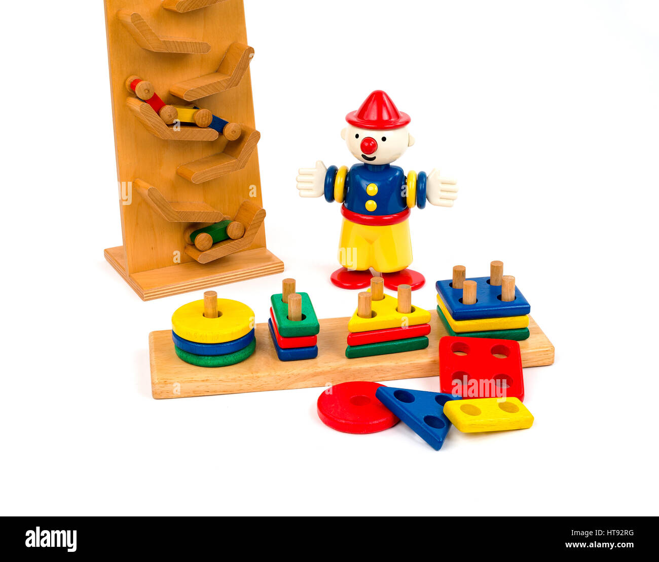 Groupe des meubles anciens en bois jouets éducatifs pour enfants dans des couleurs primaires. Banque D'Images