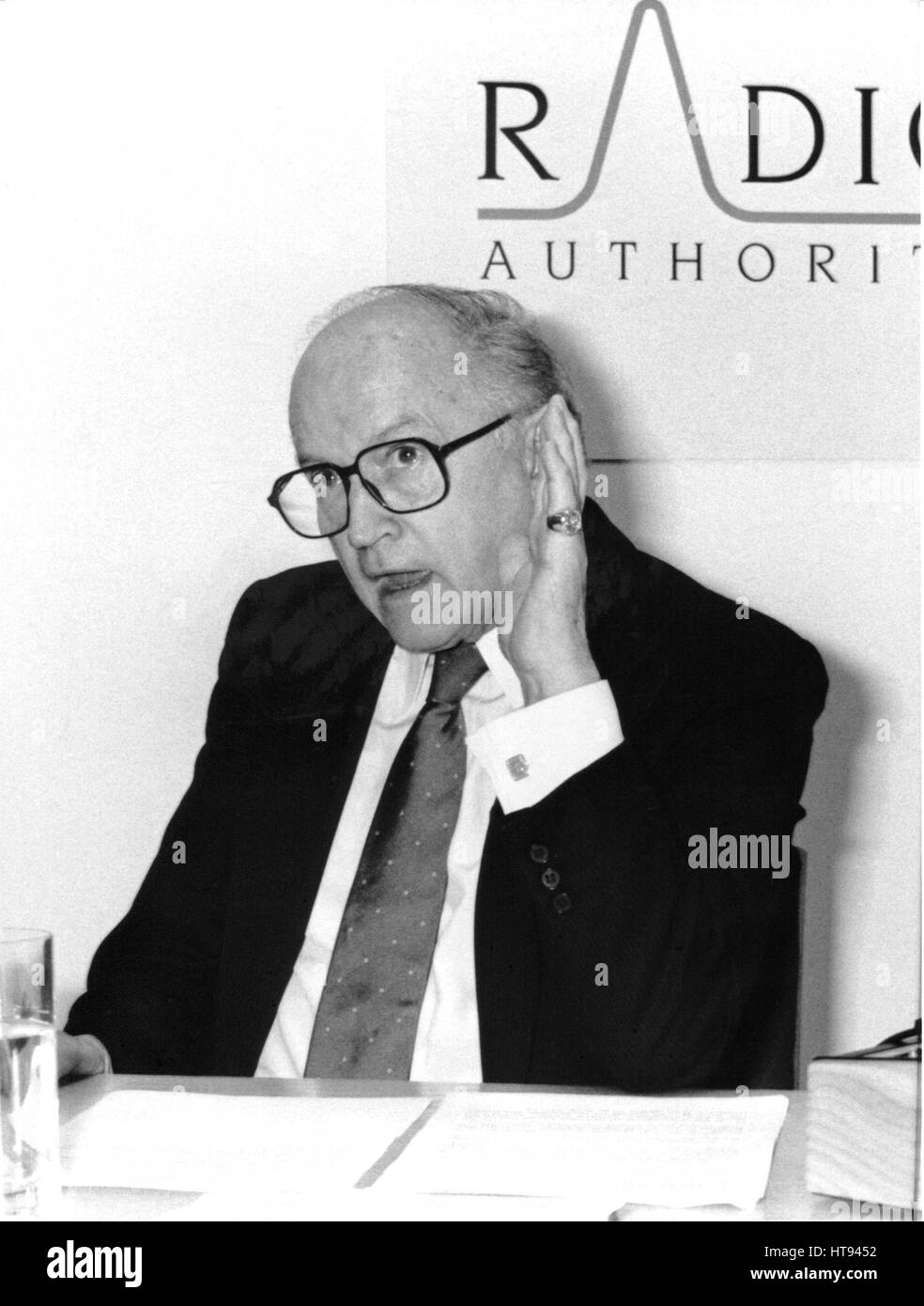 Lord Chalfont (Alun) Gwynne Jones, président de la Radio Authority, tient une conférence de presse à Londres, Angleterre le 9 janvier 1991. Banque D'Images