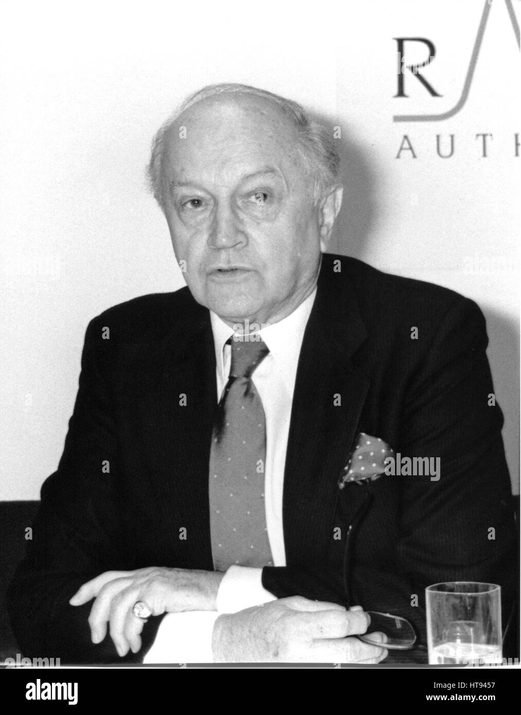 Lord Chalfont (Alun) Gwynne Jones, président de la Radio Authority, tient une conférence de presse à Londres, Angleterre le 9 janvier 1991. Banque D'Images