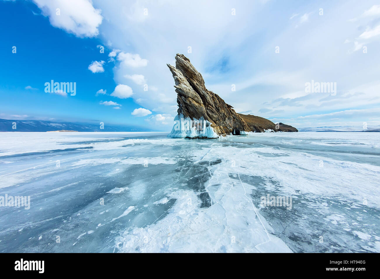 La glace transparente sur le Lac Baïkal près de Ogoy island. La Sibérie, la Russie. Banque D'Images