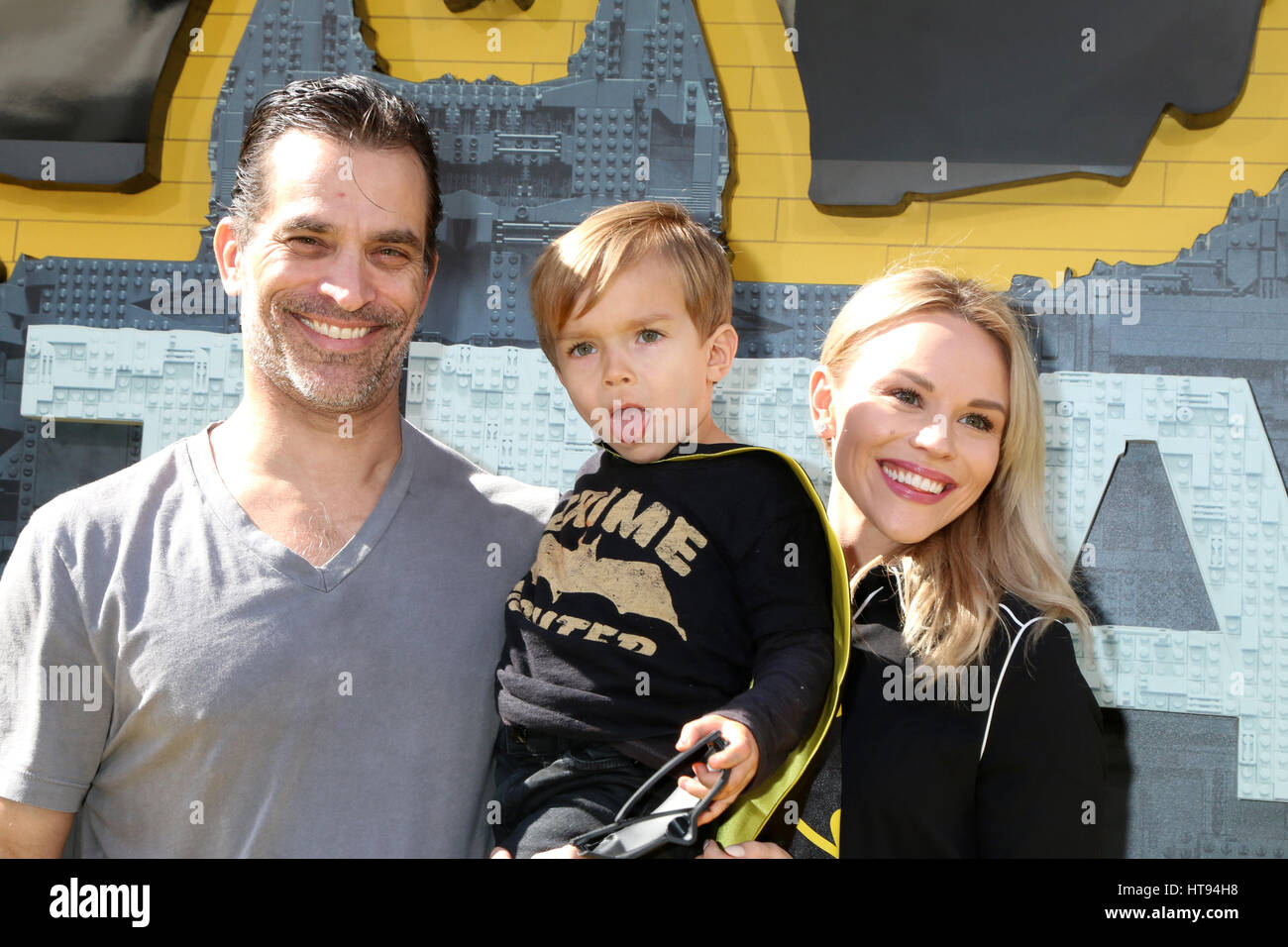 Johnathon Schaech avec Julie et son fils Salomon assistant à la première de  'Lego Batman le film,' au Regency Village Theatre de Westwood, Los Angeles,  Californie. En vedette : Johnathon Schaech, Julie