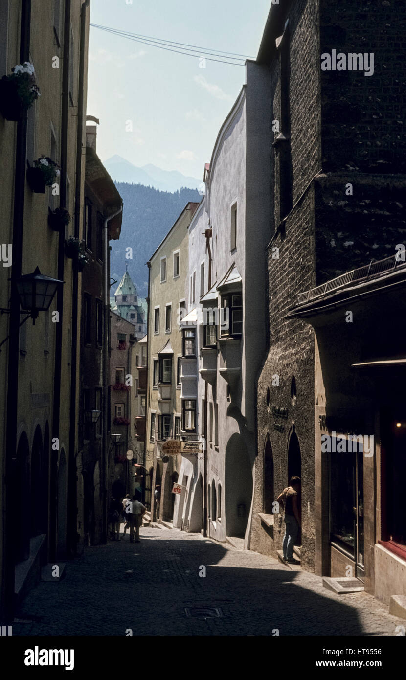 Une rue de la vieille ville de Hall en Tyrol en 1977. Alte Gasse dans Hall in Tirol. Banque D'Images