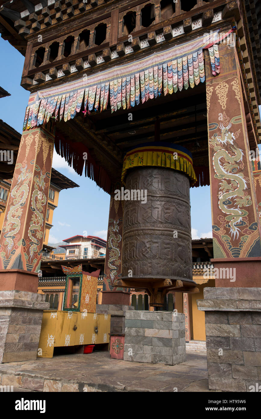 Le Bhoutan, Thimphu, capitale du Bhoutan. Hôtel de luxe cinq étoiles, l'hôtel Taj Tashi Hotel, situé au centre-ville de Thimphu. Cour arrière à prières. Banque D'Images
