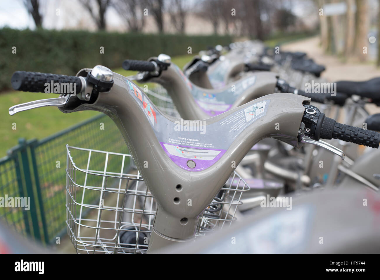 Regardant par-dessus le guidon d'une rangée d'un service de location de vélos Velib' à Paris France. Banque D'Images