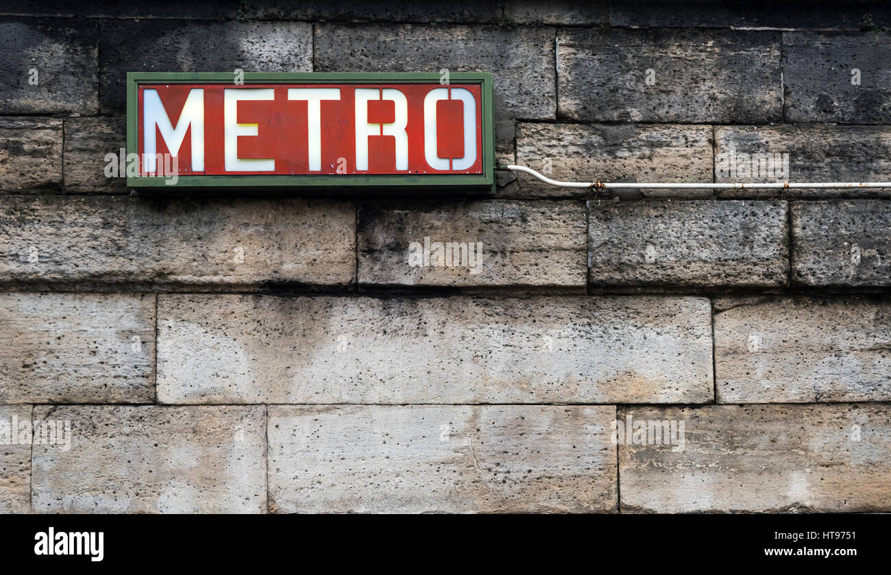 Paris Métro rouge un signe sur un mur gris sale. Banque D'Images