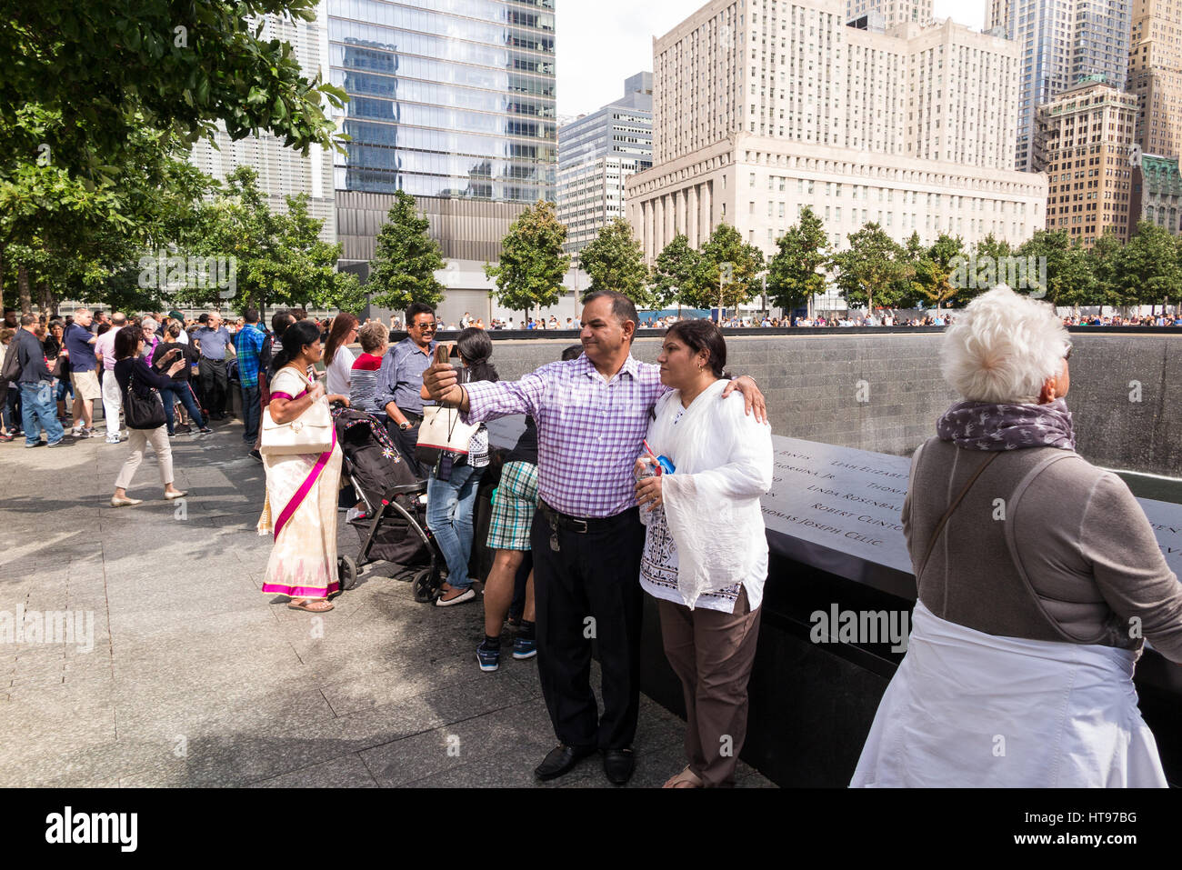 Les gens se sont réunis au mémorial des piscines pour payer l'égard de victimes d'attentats terroristes, au Mémorial National du 11 septembre à New York Banque D'Images