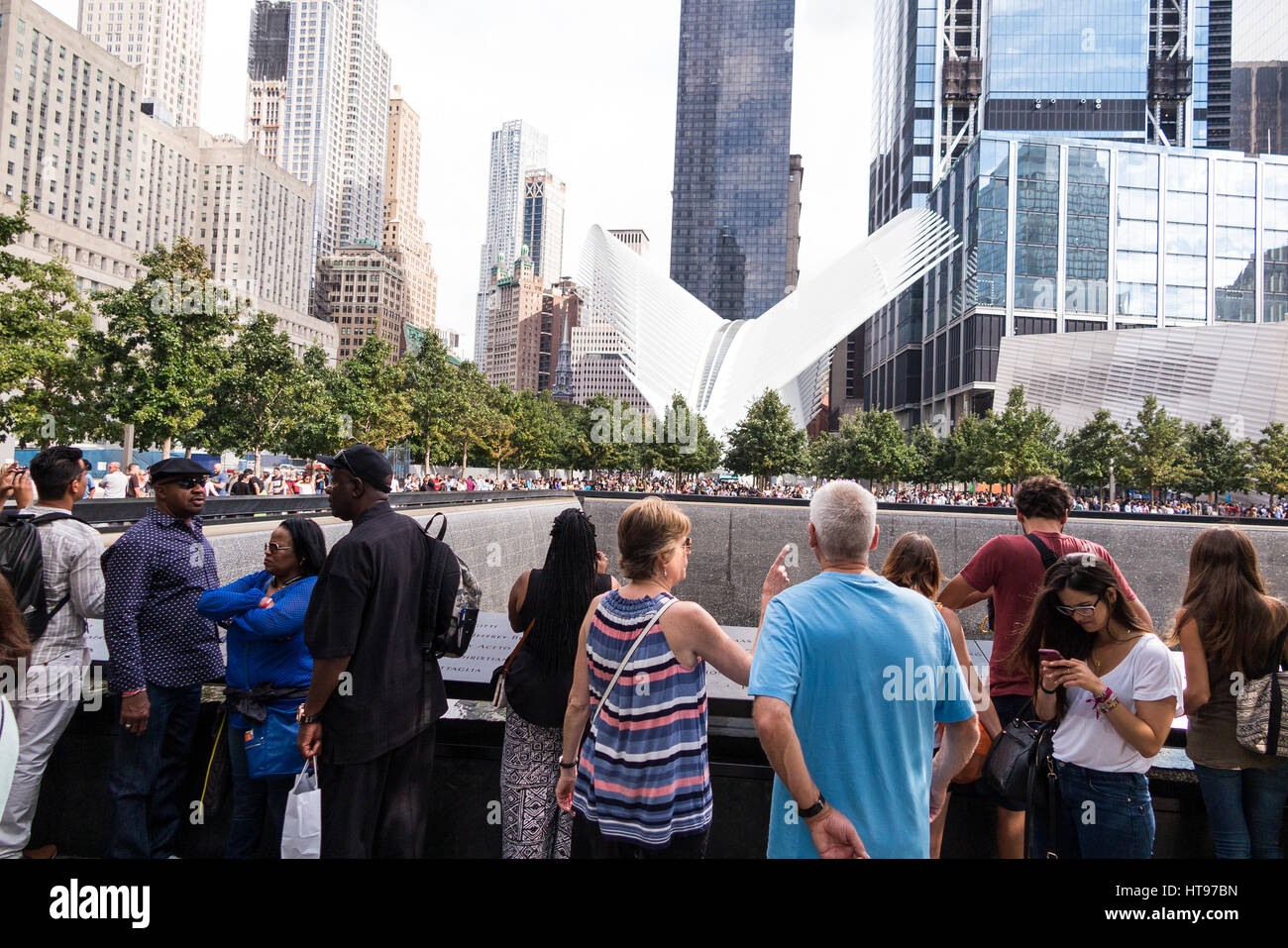 Les gens se sont réunis au mémorial des piscines pour payer l'égard de victimes d'attentats terroristes, au Mémorial National du 11 septembre à New York Banque D'Images