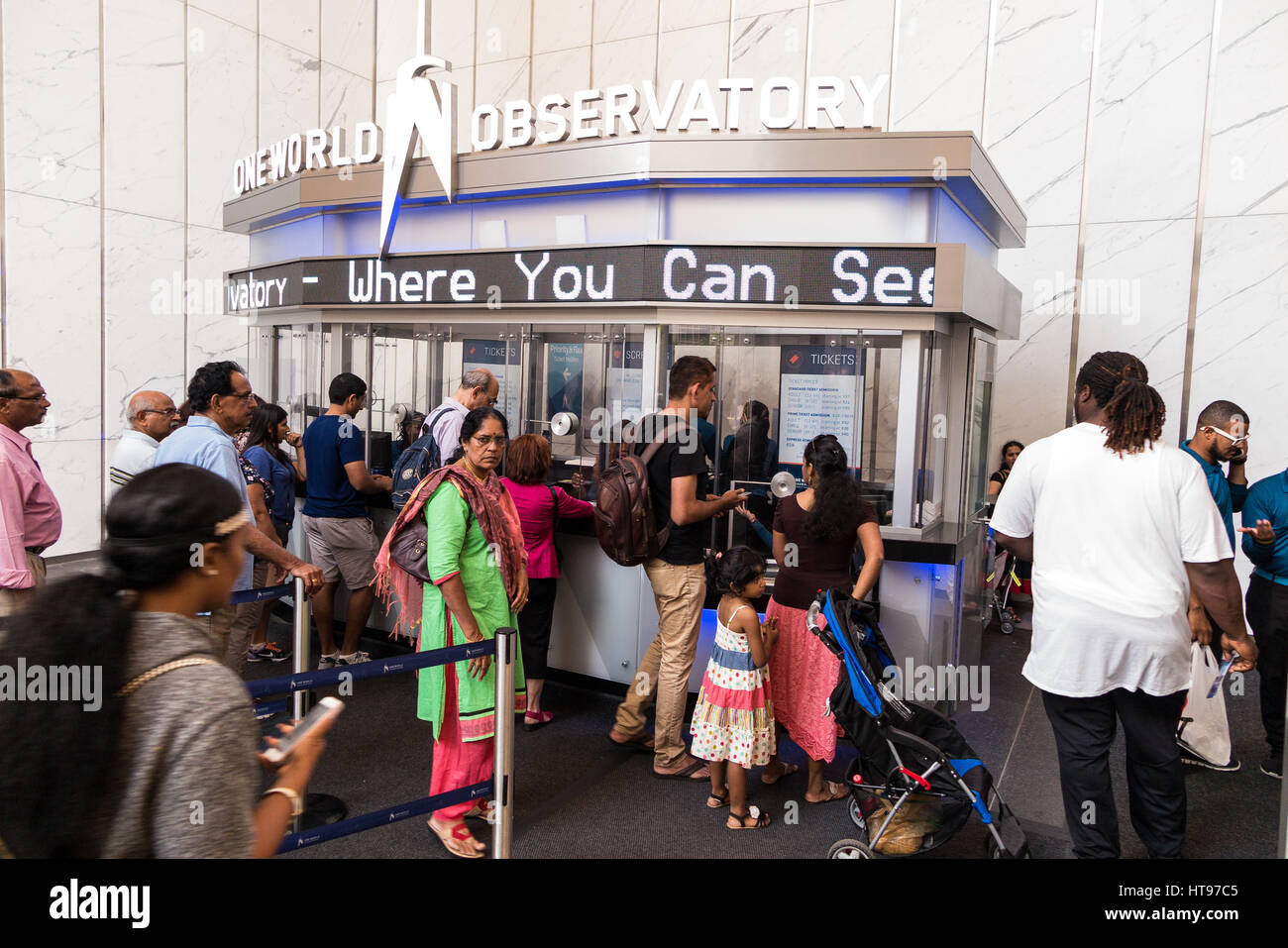 Regard de l'intérieur à l'entrée principale de l'un observatoire mondial avec vue sur les personnes debout en lignes pour obtenir des tickets sur le stand Banque D'Images
