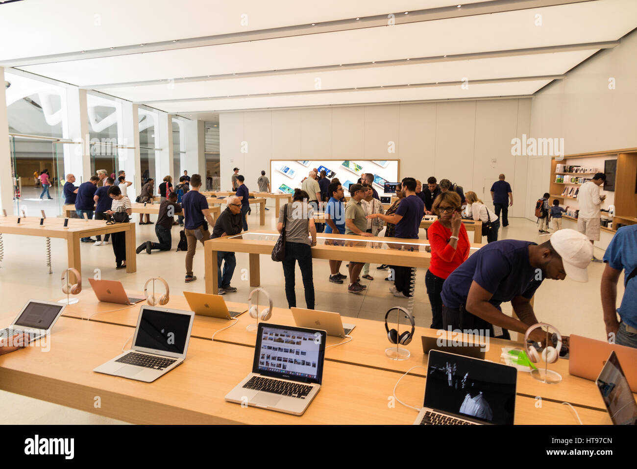 Les gens à l'intérieur de l'Apple Store à l'Ouest 14e Rue emplacement dans Paris Banque D'Images