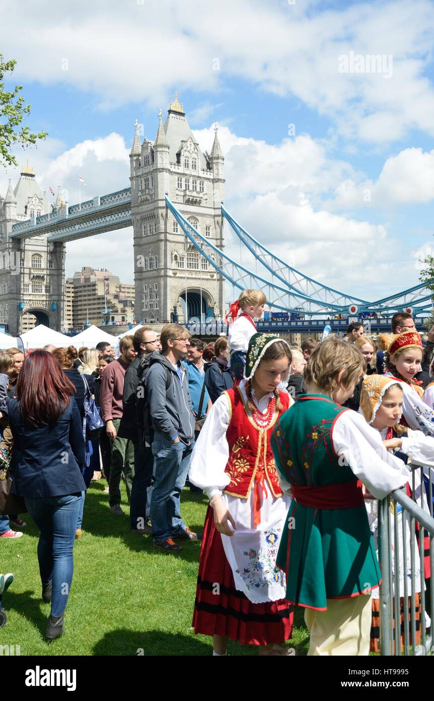 Angleterre Londres 9 Mai 2015 : foule appréciant Polish jour près de Tower bridge Banque D'Images