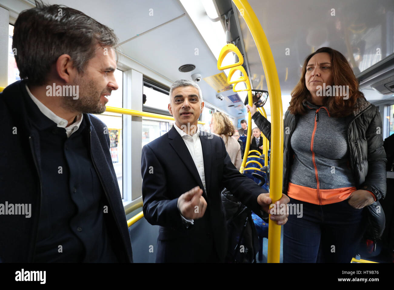 Le maire de Londres, Sadiq Khan, voyage à bord d'un bus hybride avec Mike Parnham, directeur des opérations de Muriel's Kitchen et Kate Giles, fondatrice de la Crew Room, lors du lancement de la première zone de bus à faible émission de la capitale, sur Putney High Street, Londres. Banque D'Images