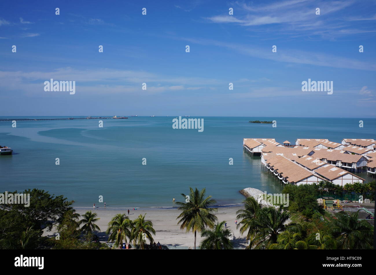 Désert de la Klebang beach, Melaka. Fluffy ciel nuageux avec une nuance de bleu. Banque D'Images