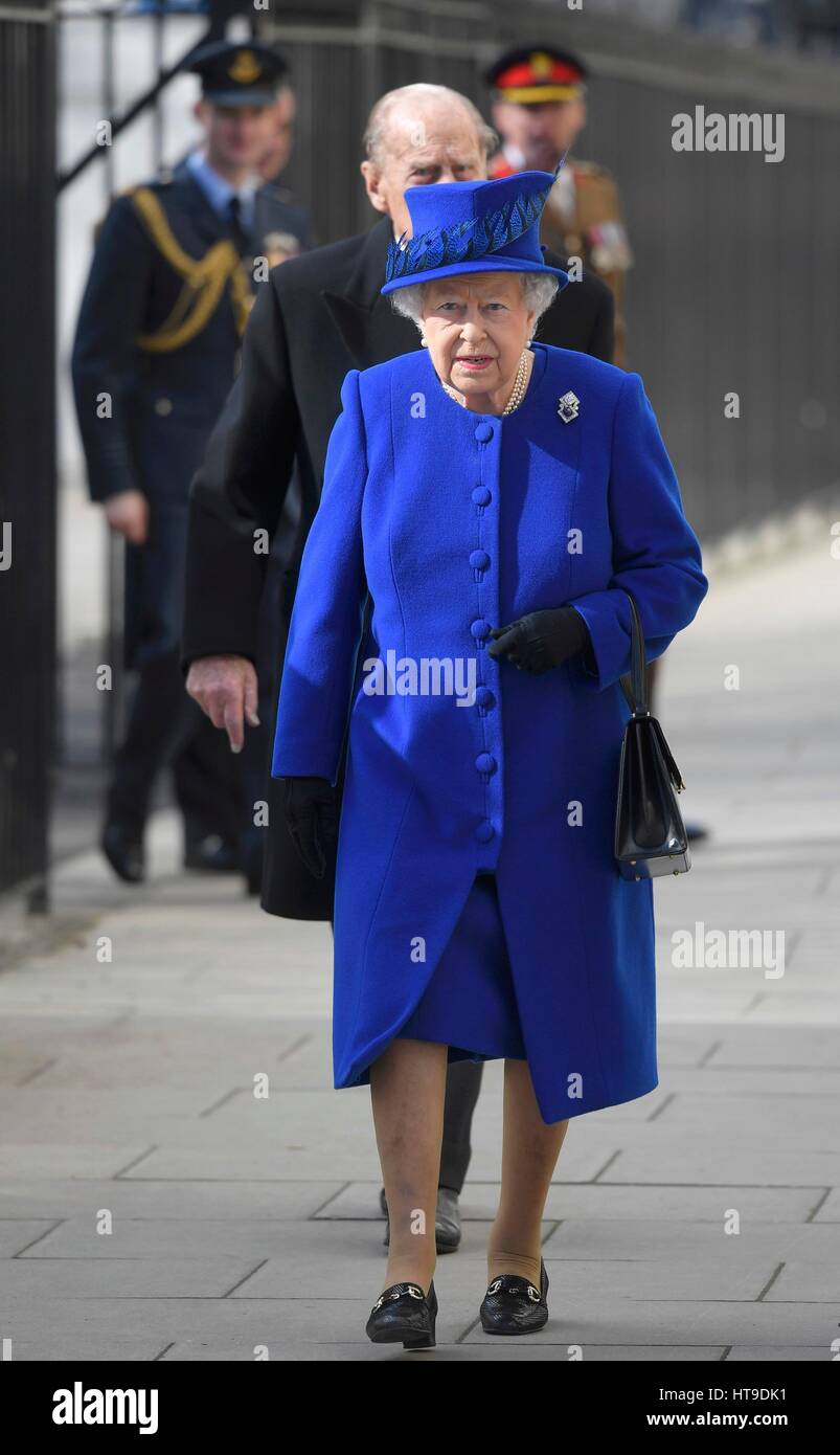 La reine Elizabeth II lors de l'inauguration d'un nouvel Irak et Afghanistan mémoire par Paul Journée à Victoria Embankment Gardens à Londres, en l'honneur des forces armées et les civils qui ont servi leur pays pendant la guerre du Golfe et des conflits en Irak et en Afghanistan. Banque D'Images