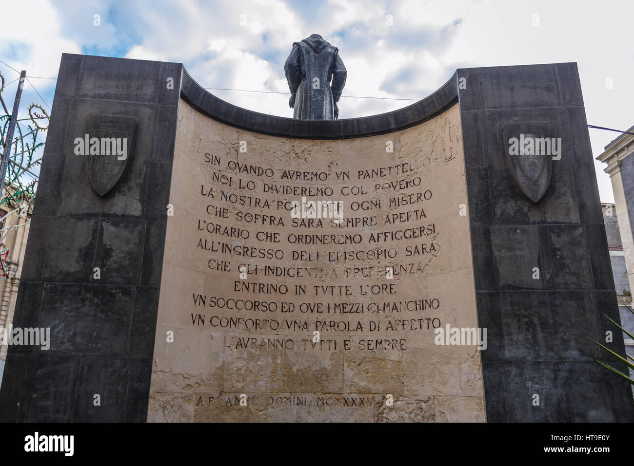 Monument de l'Église catholique le Cardinal Giuseppe Benedetto Dusmet à François d'assise, dans la ville de Catane sur le côté est de l'île de Sicile, Italie Banque D'Images