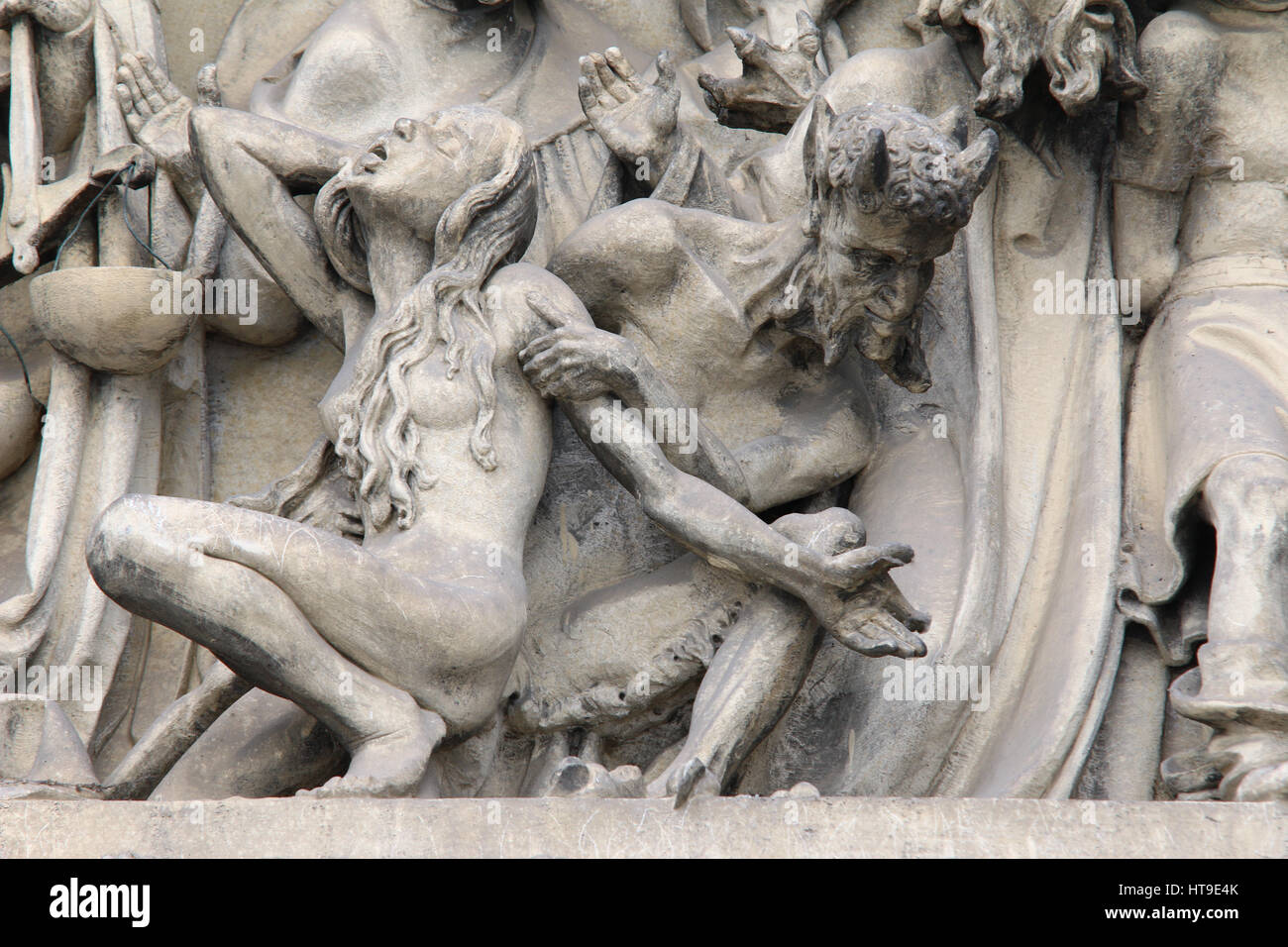 Tomber en enfer - Détail de la sculpture du Jugement dernier, l'église de Saint Pierre et Paul, Vysehrad, Prague Banque D'Images