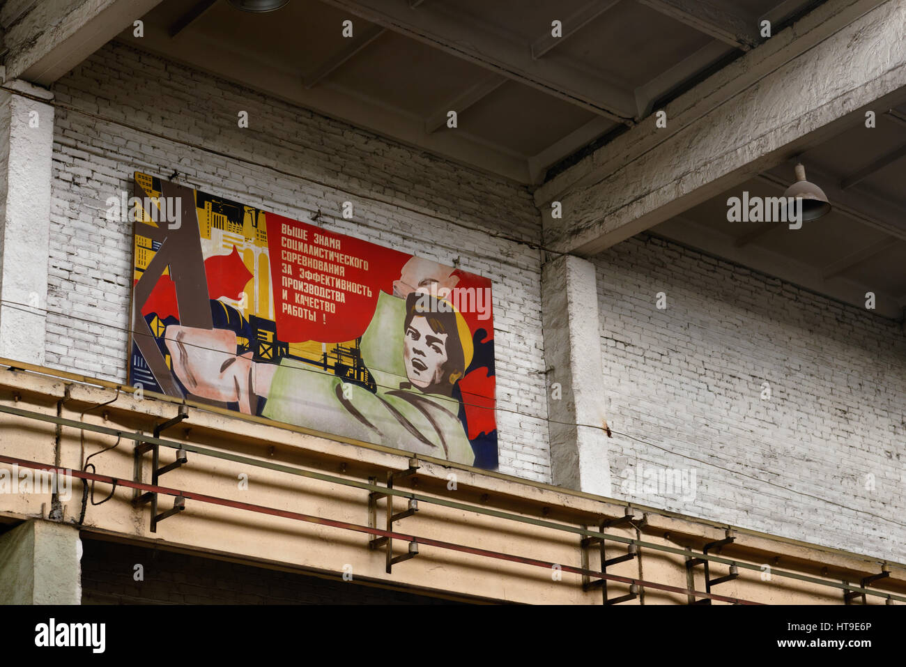 Poster de l'époque soviétique dans un atelier à Saint-Pétersbourg, Russie Banque D'Images