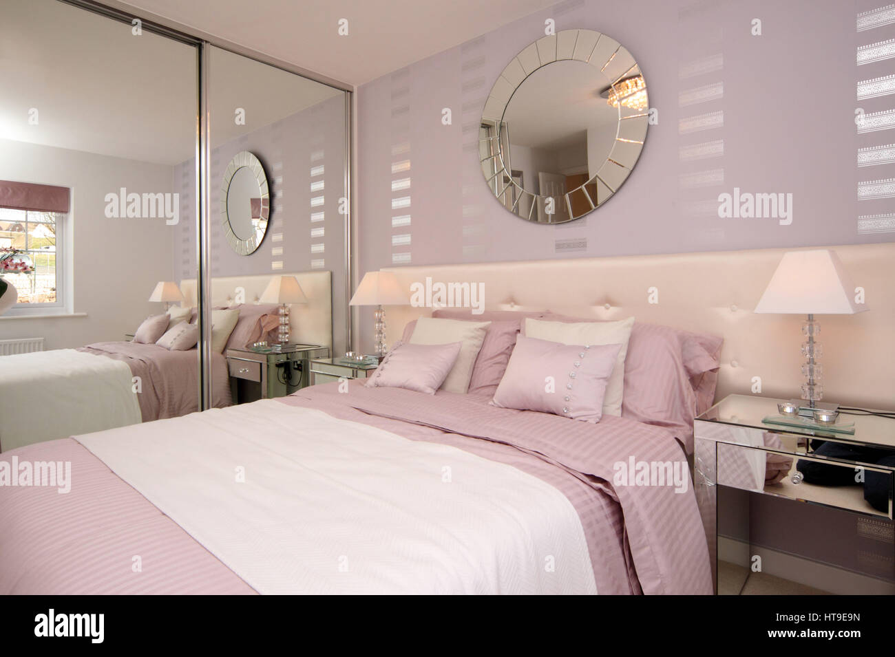 Home intérieur, chambre, rose blanc, argent, dispose d'une armoire avec  miroir, rose, mur blanc, couvre-lit, jeter Photo Stock - Alamy
