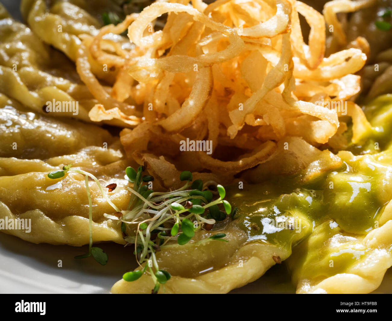 Quenelles avec le chou, décoré avec des oignons frits Banque D'Images