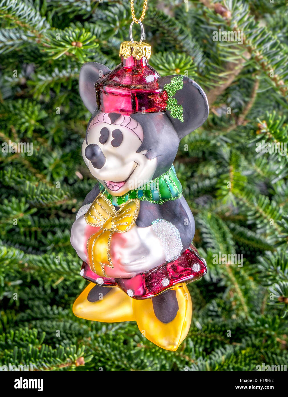 Boule de Noël accrochée à un arbre en forme de Minnie Mouse Banque D'Images