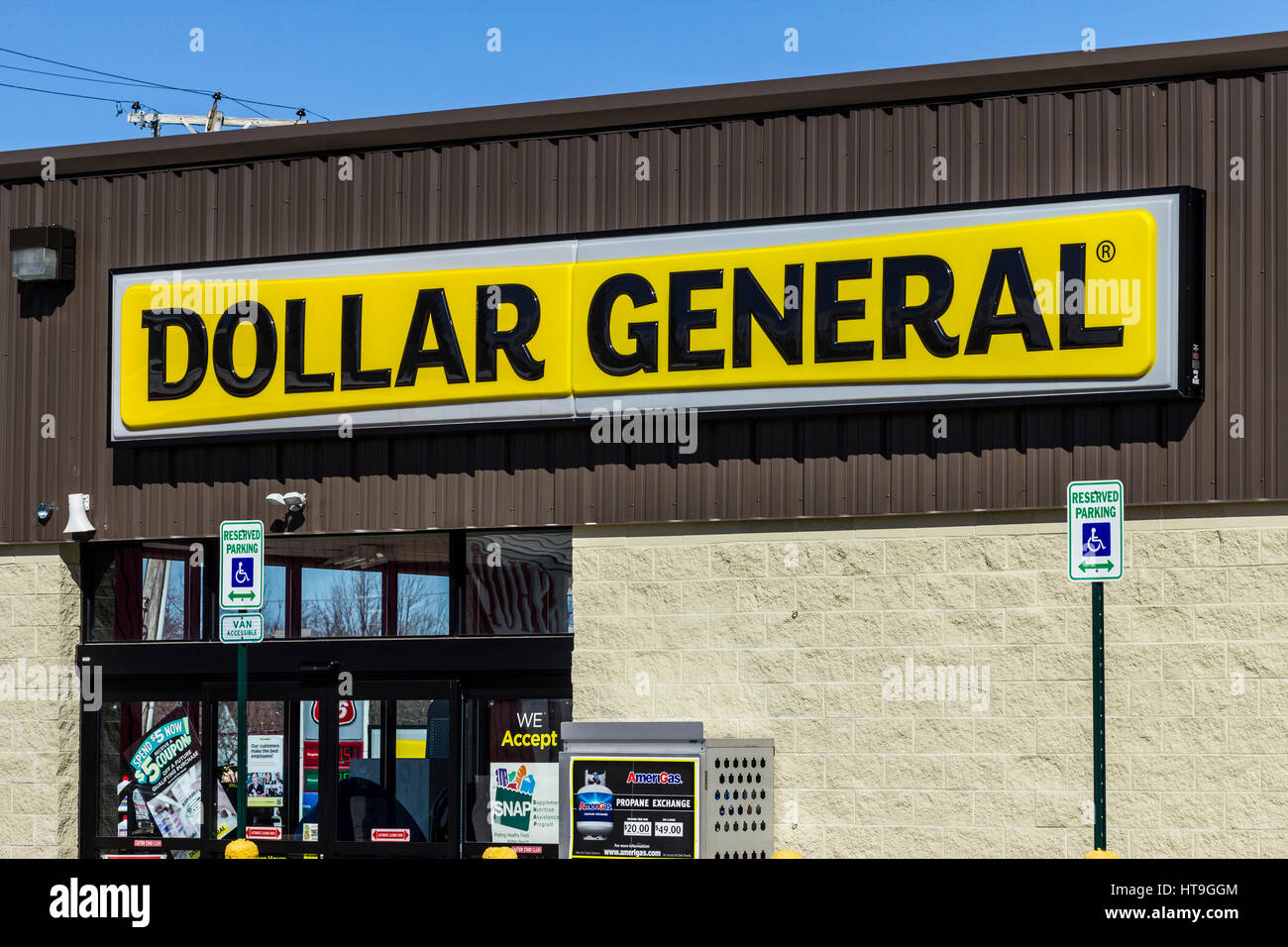 Muncie - Circa Mars 2017 : Dollar General Emplacement de vente au détail. Dollar General est un Small-Box enseigne discount VI Banque D'Images