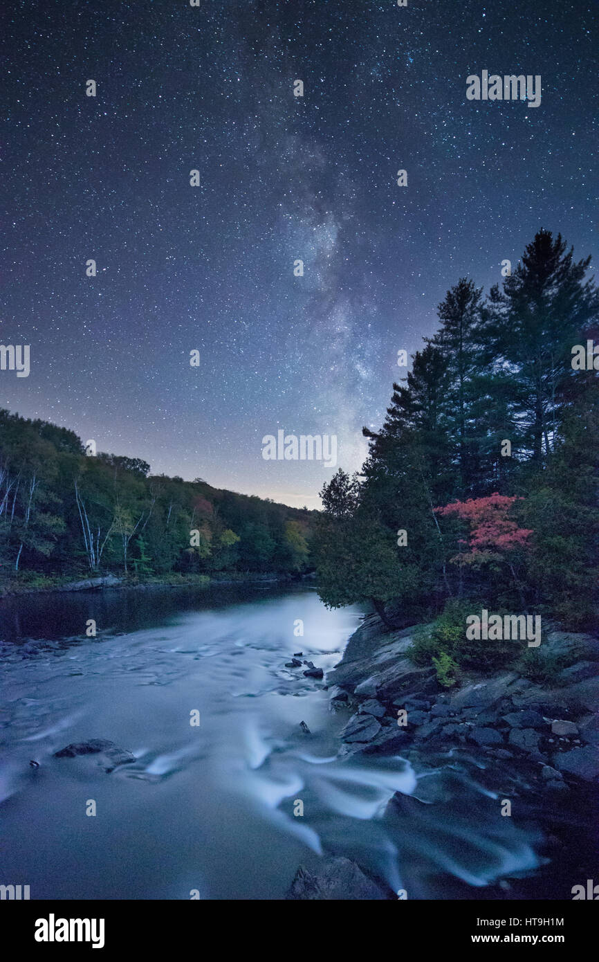La Voie Lactée et ciel de nuit sur le Rapids Oxtongue, Muskoka, Ontario, Canada Banque D'Images