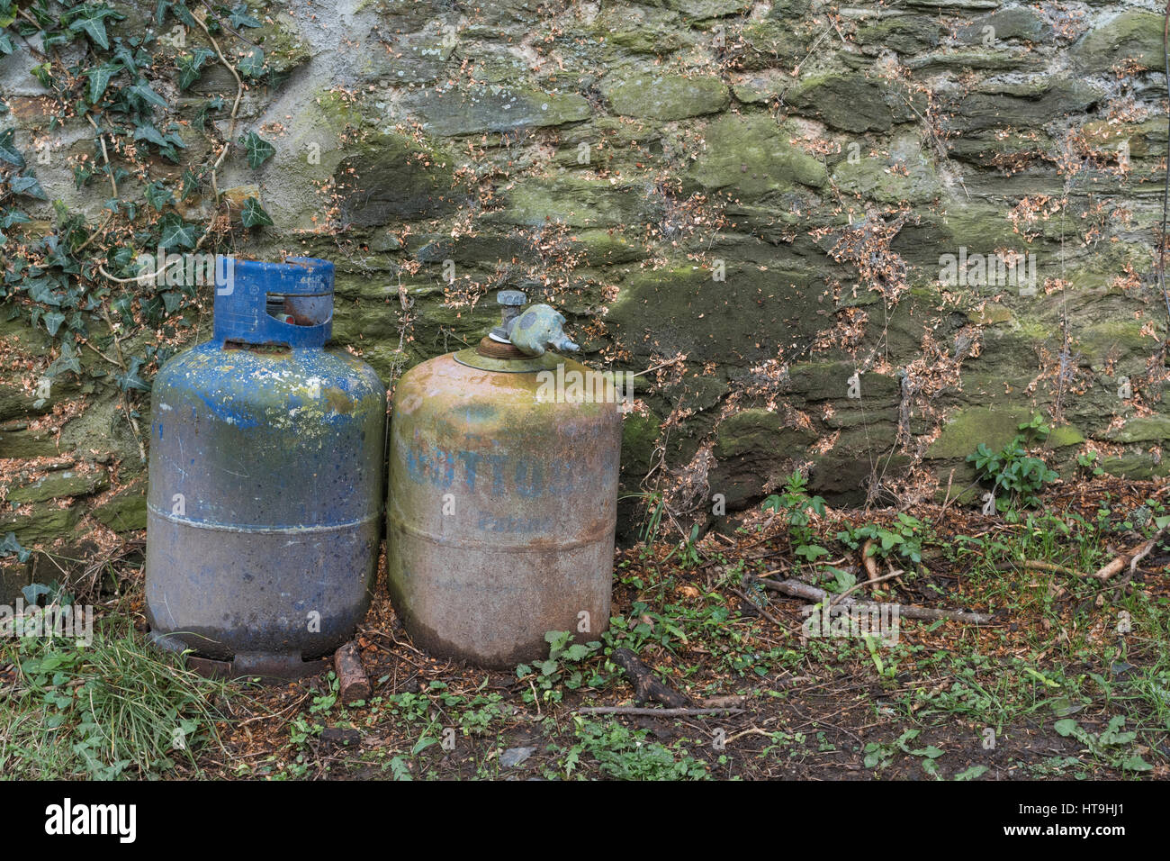 Ancienne bouteille de propane et de butane - vide, en plein air, et depuis  longtemps oublié Photo Stock - Alamy