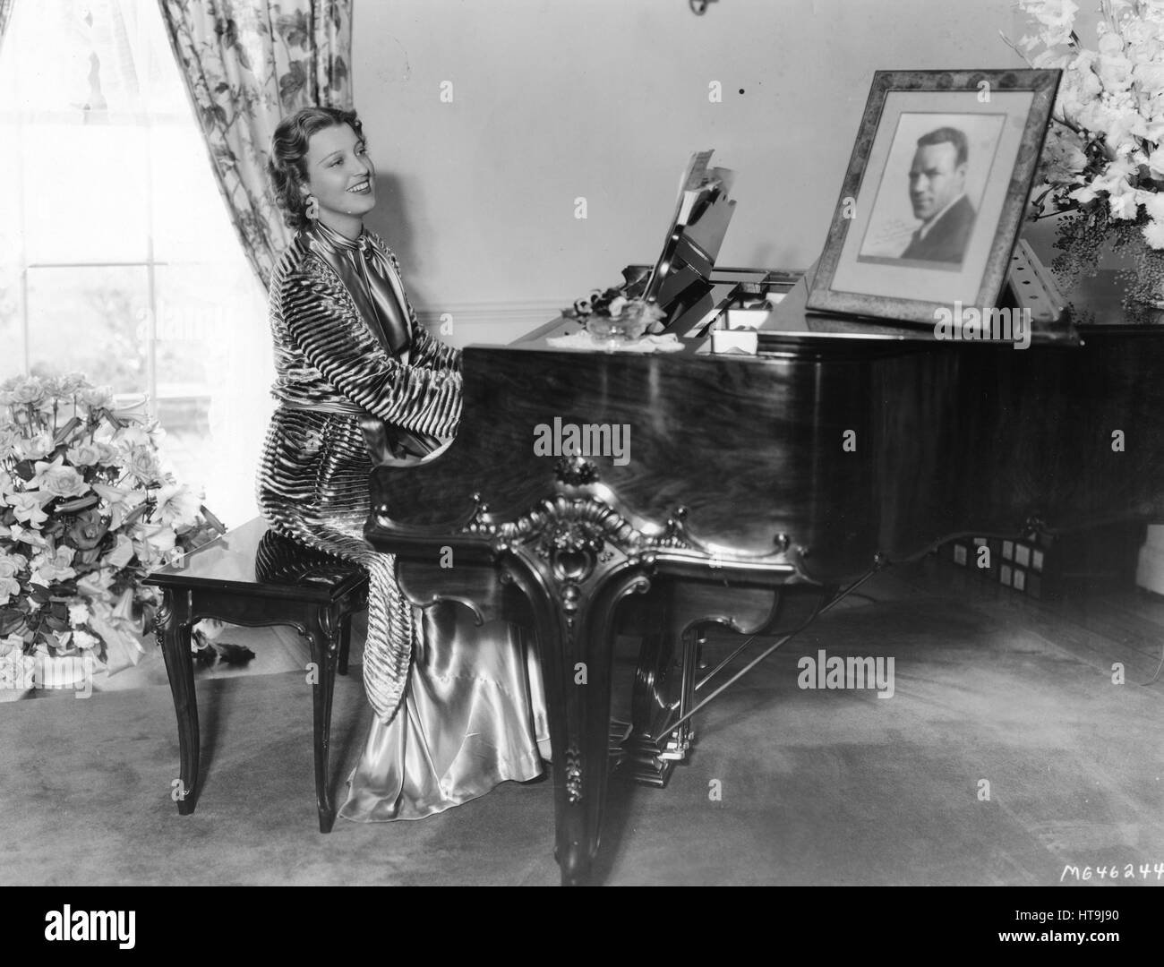 'Jeanette Macdonald, a noté metro-goldwyn-mayer star de la chanson, passe un certain temps chaque jour au piano dans son joli brentwood accueil. Mme Macdonald comparaîtra pour 'San Francisco' comme son prochain avec véhicule.' Banque D'Images